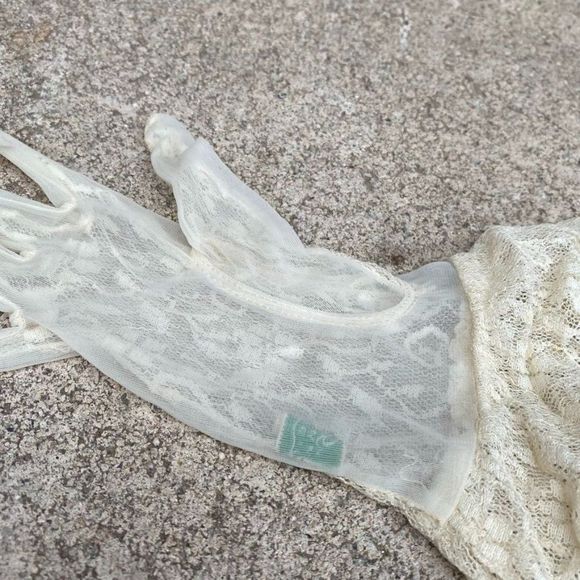 SOLD Vintage Lace Gloves of Meyers Make USA Size 7 Bundle of 2 Sheer - Picture 6 of 8